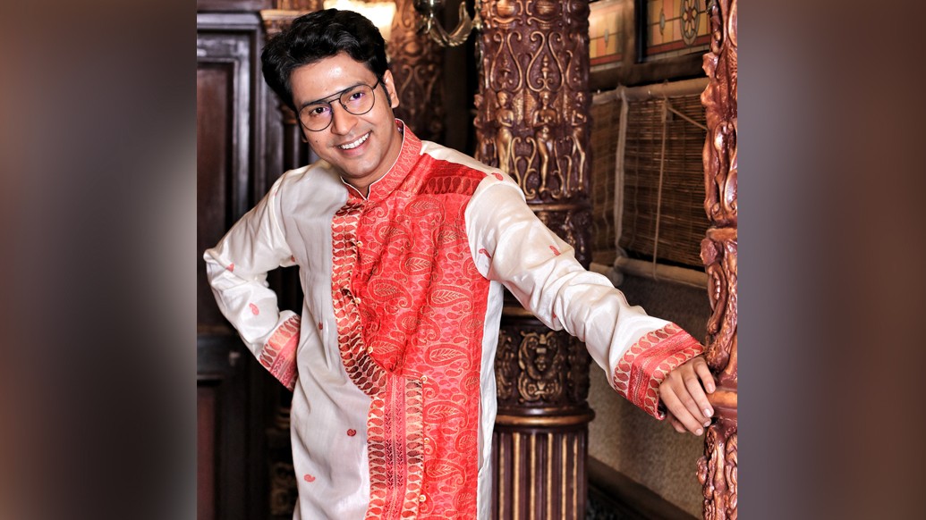 বন্‌ধ গলা পরে নিলেন অনির্বাণ। সূক্ষ্ম কাঁথার কাজ করা- অষ্টমীর পোশাক যেন! যথারীতি মুগ্ধ করার মতো। সাধে কি তাঁকে নিয়ে তোলপাড় টালিগঞ্জ? মেয়েদের বেড়ে যাচ্ছে হার্টবিট!