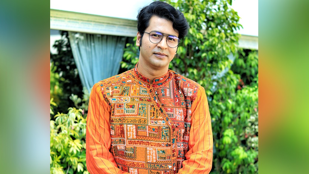 তাঁর অষ্টমী যদিও মেদিনীপুরের বিধাননগর-শরৎপল্লিতে। “ আজও ওখানে যা কিছু পুরনো, সেটাই আমি..” মনে করিয়ে দিলেন অনির্বাণ। পোশাক সৌজন্যে: শূন্য; মেকআপ ও হেয়ার স্টাইলিং: সঞ্জু বিজয়; স্থান: চৌধুরী হাউস।