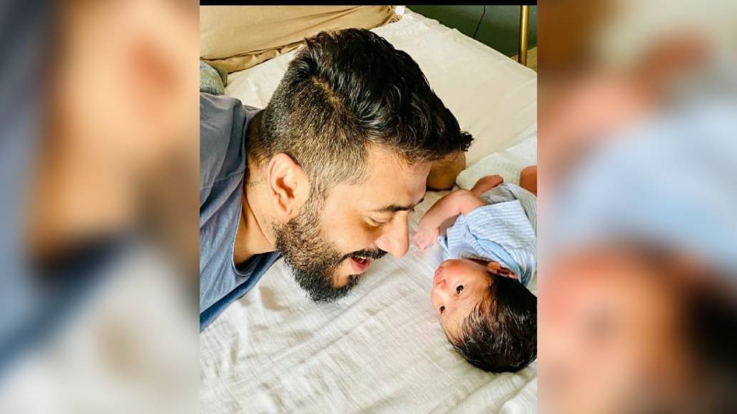 ছেলে ইউভানের জন্মের পর থেকেই বিভিন্ন মুহূর্তের ছবি এবং ভিডিও শেয়ার করছেন সেলেব দম্পতি রাজ-শুভশ্রী। পলকে তা ভাইরালও হয়ে যাচ্ছে। কোনও ভিডিওয় ছেলের সঙ্গে গল্পে মত্ত রাজ, কোনওটায় শুভশ্রী আর ইউভানের আদরমাখা মুহূর্ত। 