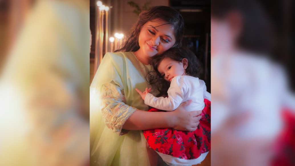 বেশ কিছু দিন ধরেই সোশ্যাল মিডিয়ায় ভাইরাল টলি নায়িকা কণীনিকা এবং তাঁর পুতুল পুতুল মেয়ে অন্তঃকরণা। ছবি-ভিডিওতে দেখা গিয়েছে তাঁদের একসঙ্গে কাটানো আহ্লাদী সময়ের গল্প। এখন তো খুদে কন্যে নিজেই রীতিমতো স্টার!