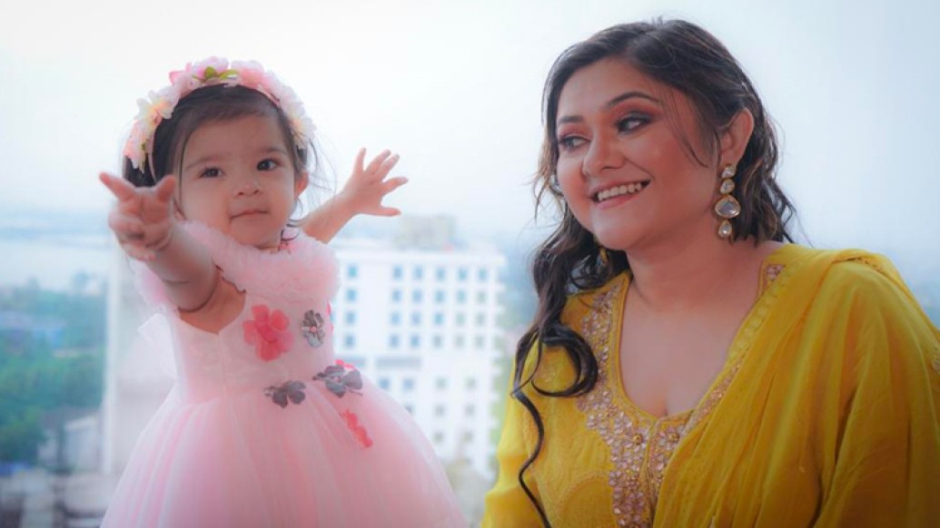 কখনও মায়ের সঙ্গে খেলায় মেতেছে অন্তঃকরণা। কখনও মায়ের কোলেই ঘুমিয়ে কাদা ক্লান্ত পুচকি। মা-মেয়ের মিষ্টি জুটি সোশ্যাল মিডিয়ায় অনেকেরই মন জয় করে নিয়েছে। পোস্ট হতে না হতেই বান ডাকছে লাইক-কমেন্ট-শেয়ারের।