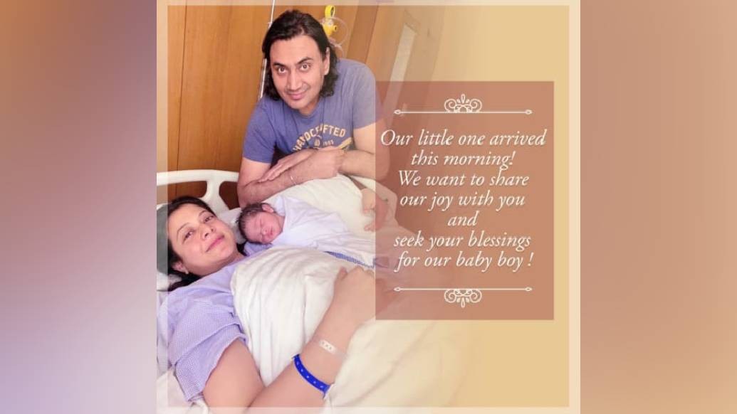 কিছুদিন আগে মা হয়েছেন টলিউডের আরও এক জন জনপ্রিয় মুখ। কোয়েল মল্লিক। কুট্টি ছানার সঙ্গে কাটানো আমোদ-আহ্লাদ-খুনসুটির নানা মুহূর্তের ছবি সোশ্যাল মিডিয়ায় পোস্ট করছেন তিনিও। নেটিজেনদের আদরও দেদার কুড়োচ্ছে তারকা-পুত্র।