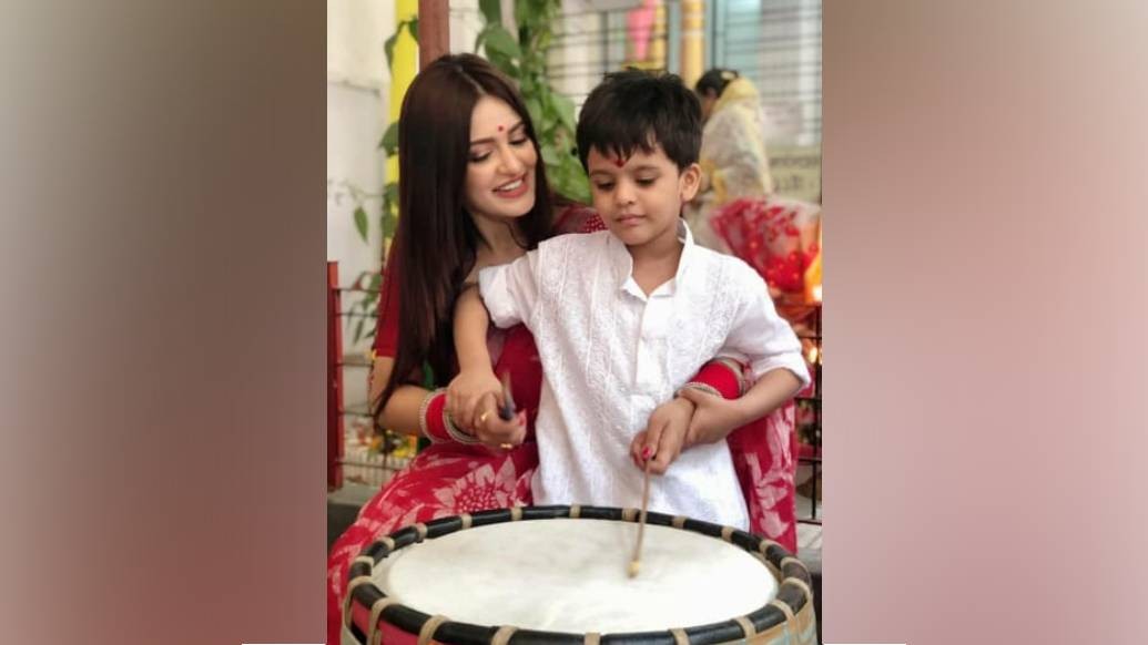 ছোট্ট সহজকে নিয়েই এ বার পুজো কাটবে অভিনেত্রী প্রিয়াঙ্কা সরকারের। অতিমারির কারনে দীর্ঘদিন ঘরবন্দি থাকতে হলেও তাই একটুও খারাপ লাগেনি তাঁর। ছেলের সঙ্গে হাসি-মজা-আড্ডায় ভালই কাটছে দিনগুলো।