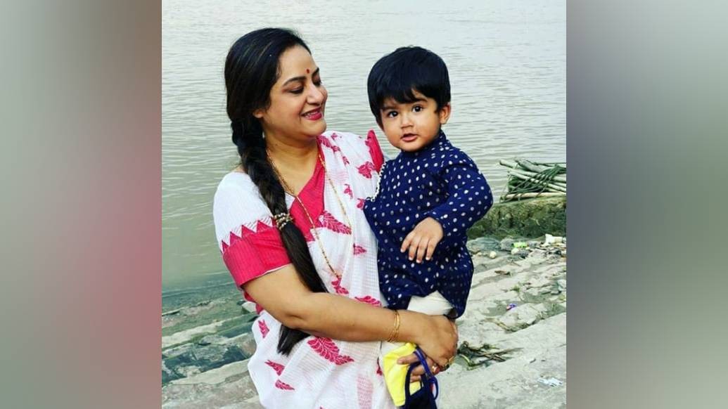 জনপ্রিয় টিভি সঞ্চালক তথা অভিনেত্রী সুদীপা মুখোপাধ্যায়ও এই লকডাউনে দারুন মজায় কাটিয়েছেন ছেলে আদিদেবের সঙ্গে। সোশ্যাল মিডিয়ায় ভাগ করে নিয়েছেন মা-ছেলের দুষ্টু-মিষ্টি মুহূর্তের নানা ছবি। গোল গাল আর দুষ্টু হাসিতে মন কেড়ে ছোট্ট আদি এখন নেটিজেনদের চোখের মণি।