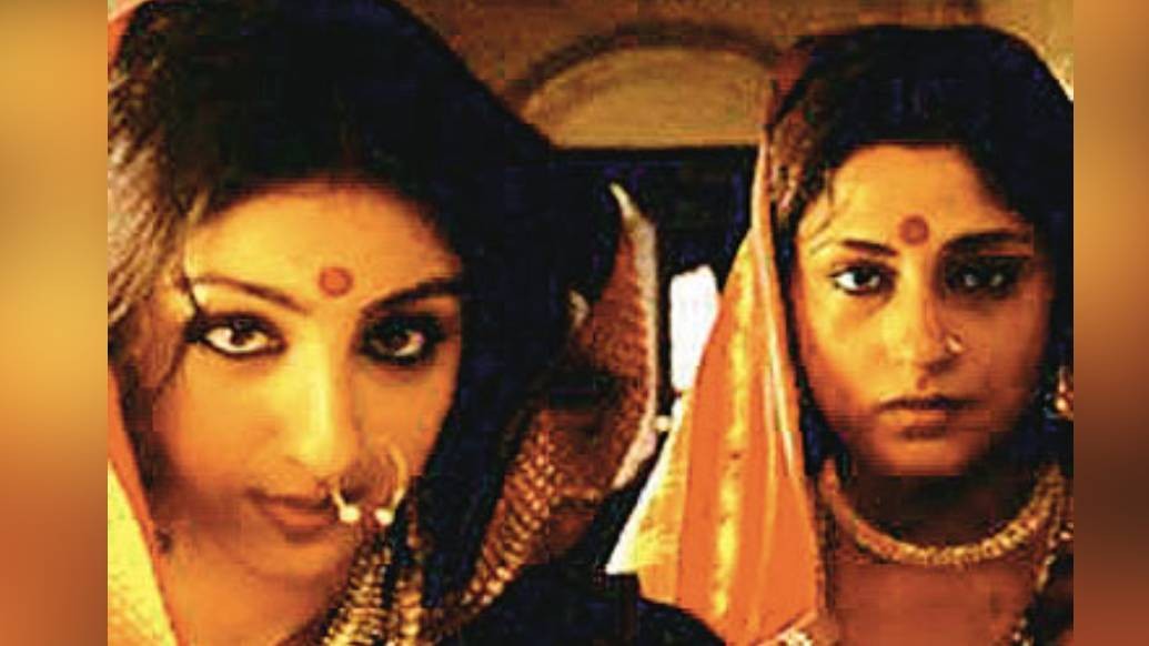 ব্রিটিশদের তুষ্ট করতে ভুবনেশ্বর চৌধুরী পরিকল্পনা করেন দেবী দুর্গার মুখের আদল গড়া হবে রানি ভিক্টোরিয়ার মুখের ধাঁচে। শিল্পী আসে। এদিকে বংশের উত্তরাধিকারী দিতে ব্যর্থ প্রথমা স্ত্রী মহামায়া। তাই ভুবনেশ্বর বিয়ে করেন যশোমতীকে। চিরকালীন সংস্কারের আবহে এই ছবিরও মূল বিষয় সম্পর্কের টানাপড়েন ও দ্বন্দ্ব।