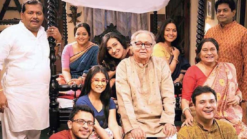 এক দুর্গাপুজোয় বিশ্বনাথ মজুমদার তাঁর পরিবারের সকলকে বাড়িতে একত্রিত হতে বলেন কিছু কথা জানানোর উদ্দেশ্যে। তারা এলে তিনি জানান ৪৯ বছরের দাম্পত্য জীবনের ইতি টানতে চান। স্ত্রী আরতিরও তাতে দ্বিমত নেই।  আইনি ব্যবস্থাও নিয়েছেন তিনি। আদালত তাদের ১৫ দিন সময় দেয় একসঙ্গে কাটানোর জন্য। এরপরে কি আদৌ দাঁড়ি পড়ে ছিল দাম্পত্য জীবনে? সেটাই ছবির প্রেক্ষাপট।