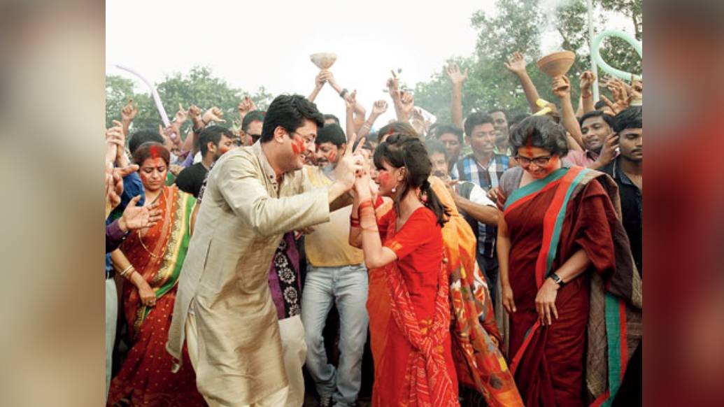 প্রবাসী বাঙালি হিমাদ্রি তাঁর মেয়ে উমাকে নিয়ে থাকেন সুইৎজারল্যান্ড। উমা বেশ কিছু দিন ধরেই অসুস্থ, ডাক্তার জানিয়েছে উমার মৃত্যু আসন্ন। ছোট্ট মেয়েটির স্বপ্ন ছিল, সে কলকাতার দুর্গাপুজো দেখবে। এ দিকে পুজো আসতে অনেক দেরি। মেয়ের শেষ ইচ্ছেপূরণে শারদোৎসবের অকাল বোধন করানোর লড়াই নিয়েই এই ছবি।