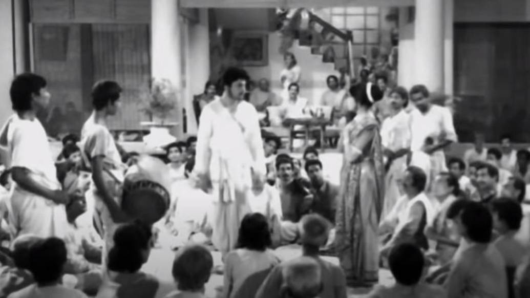 ১৯ শতকে হেন্সম্যান অ্যান্টনি নামের এক পর্তুগিজ সাহেব বাংলা কবি গানের চর্চা শুরু করেন। তাঁর দক্ষতা সমকালীন অনেক গুণী কবিয়ালদের পিছনে ফেলে দিয়েছিল। ফলে এই সাহেব অনেকেরই চক্ষুশূল হয়ে ওঠেন। ওই পরিস্থিতিতেও তিনি কবিগানের চর্চা বন্ধ করেননি। কবিগানের প্রতি তাঁর ভালবাসা এই ছবির মূল বিষয়। এ ছবিতেও বাঙালির শ্রেষ্ঠ উৎসব দুর্গাপুজোর উল্লেখ আছে।