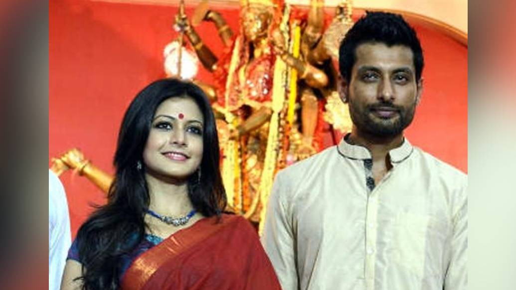 দশমী: সুমন মিত্রের পরিচালনায় ২০১২ সালে মুক্তি পায় এ ছবি। মুখ্য চরিত্রে আছেন কোয়েল মল্লিক (তুলি), ইন্দ্রনীল সেনগুপ্ত (অভি), পীযূষ গঙ্গোপাধ্যায় এবং লকেট চট্টোপাধায়। ছবির মূল প্রেক্ষাপটই দুর্গাপুজো।