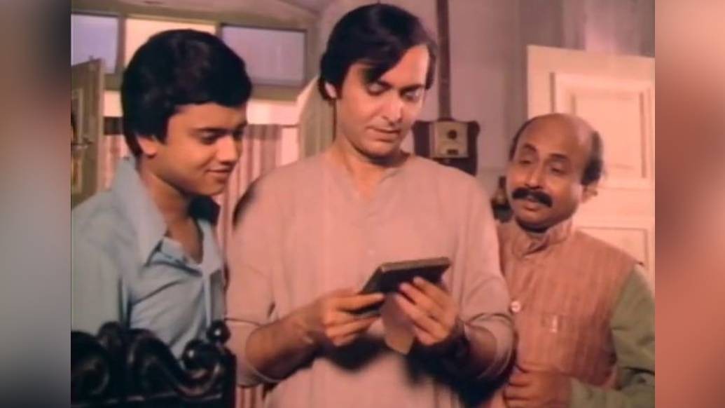 জয়বাবা ফেলুনাথ: ‘সোনারকেল্লার’ পরে ‘ফেলুদা’ সিরিজের দ্বিতীয় ছবি। সৌমিত্র চট্টোপাধ্যায়-সিদ্ধার্থ চট্টোপাধ্যায় সন্তোষ দত্তের জমাটি ত্রয়ীর পাশাপাশি যোগ্য সঙ্গত মগনলাল মেঘরাজের ভূমিকায় উৎপল দত্তের।