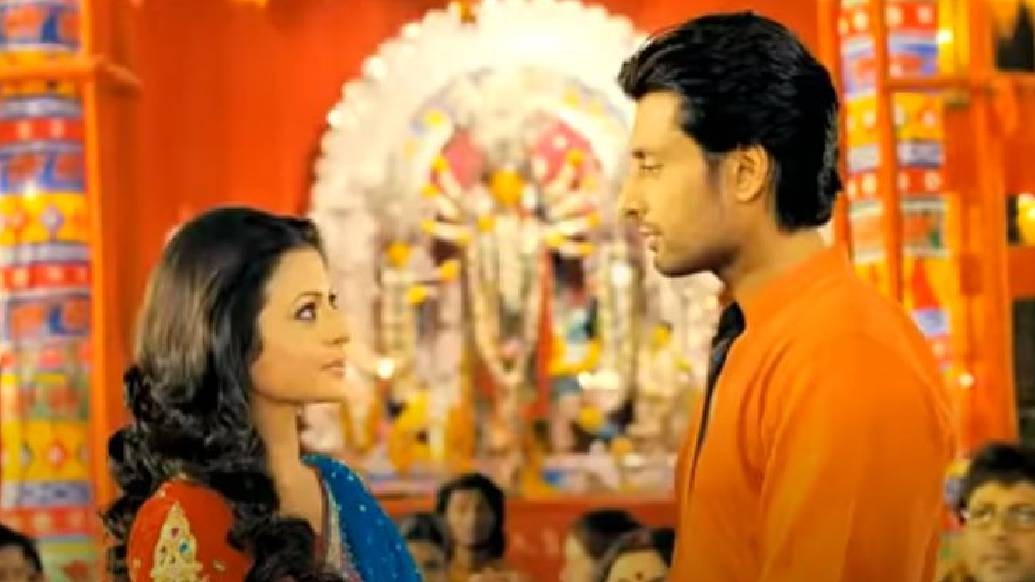 তুলি আর অভি ছোট বেলার বন্ধু।  একসঙ্গে বড় হয়েছে উত্তর কলকাতায়।  পড়াশোনার জন্য তুলি বিদেশে চলে গেলেও তাদের বন্ধুত্বে ভাটা পড়েনি। হঠাৎই এক পুজোয় তুলি কলকাতায় ফিরে আসে। পুজোর পাঁচ দিনকে ঘিরে কীভাবে বদলে যায় এই দুই প্রাণবন্ত বন্ধুর জীবন, সেটাই এই ছবির গল্প। তথ্য সহায়তা: মৌমিতা ভট্টাচার্য।