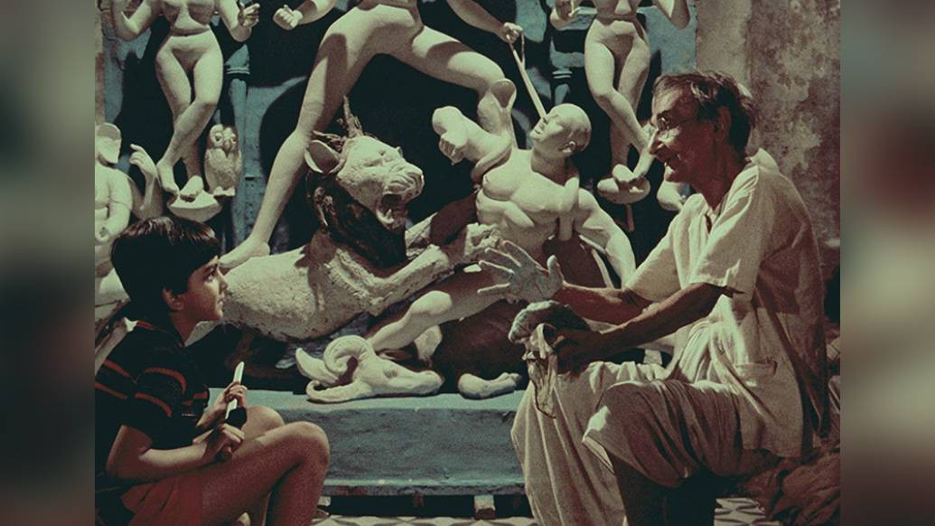 ‘ফেলুদা’ সিরিজের এই ছবির প্রেক্ষাপটে কাশীর বনেদি ঘোষালবাড়ি। পরিবারের সম্পদ বহু মূল্যবান সোনার গণেশ মূর্তি হাতাতে চায় লোভী ব্যবসায়ী মগনলাল মেঘরাজ।  সেই মূর্তিকে বাঁচাতে তা দুর্গার বাহন সিংহের মুখে লুকিয়ে রেখেছিল বাড়ির কনিষ্ঠতম সদস্য রুকু। সেখান থেকেও সেটি চুরি যায়। মূর্তি উদ্ধারের দায়িত্ব পড়ে গোয়েন্দা ‘ফেলুদা’ উপর।  সেই রহস্যের সমাধান নিয়েই এই ছবি।