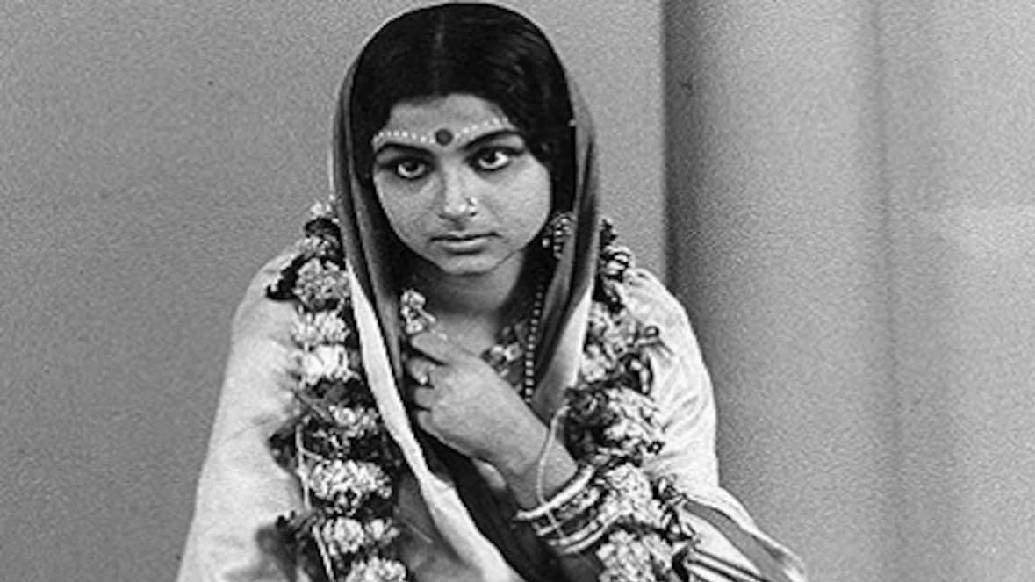 দয়াময়ী তাঁর স্বামী উমাপ্রসাদের গ্রামের বাড়িতে ভাসুর-জা এবং বৃদ্ধ শ্বশুরের সঙ্গে থাকেন। উমাপ্রসাদ পড়াশোনার জন্য কলকাতায় চলে যান। উমা শ্বশুরের দেখাশোনার জন্য থেকে যান গ্রামের বাড়িতেই। এর পরে কীভাবে তিনি দয়াময়ী দেবী রূপে পূজিত হতে শুরু করলেন, ছবিতে তারই গল্প।