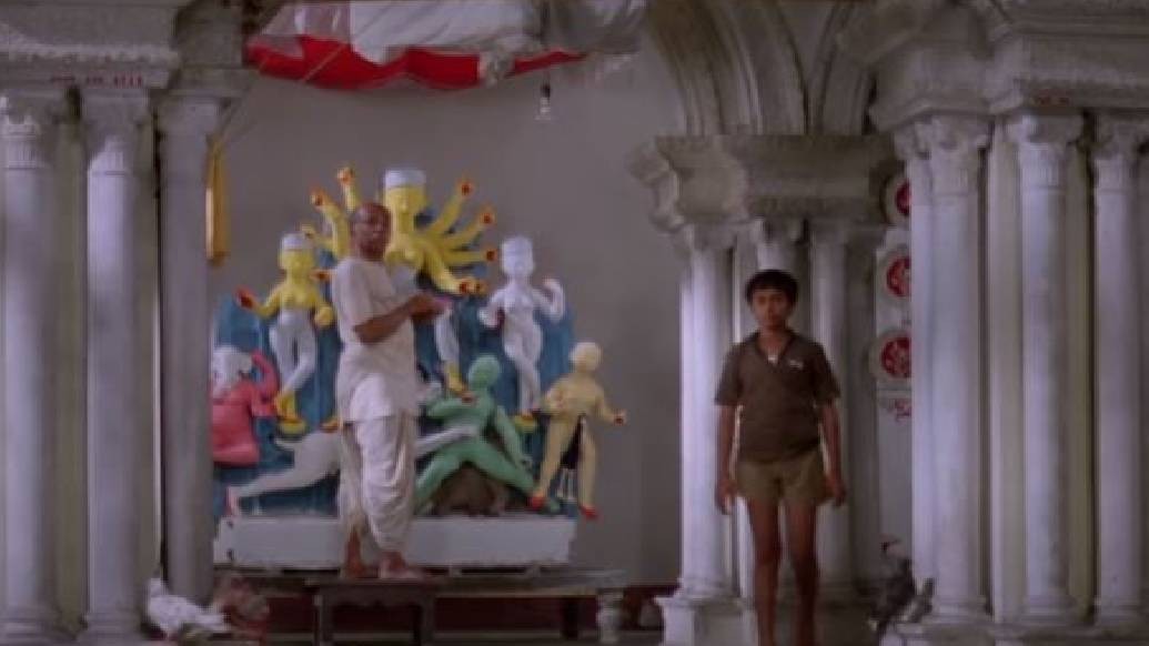 হীরেরআংটি: শীর্ষেন্দু মুখোপাধ্যায়ের ‘হীরেরআংটি’ গল্পঅবলম্বনে, ঋতুপর্ণ ঘোষের পরিচালনায় ১৯৯২ সালে মুক্তি পায় এই ছবি। বসন্ত চৌধুরী, মুনমুন সেন, অয়ন বন্দ্যোপাধ্যায়রা ছিলেন মূল কুশীলব। ছবির প্রেক্ষাপট জুড়ে দুর্গাপুজো।