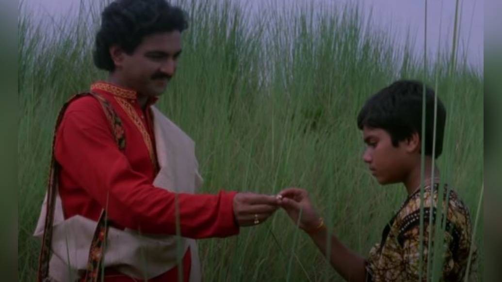 এক দুর্গাপুজোয় রতনলালবাবুর বাড়ি উপস্থিত হয় গন্ধর্বকুমার। নিজকে সে রতনলালের পৈতৃক সম্পত্তির উত্তরাধিকারী বলে দাবি করে। সম্পত্তির মধ্যে একটি মহামূল্যবান হীরের আংটিও ছিল। পরে জানা যায়, সে আদপে গন্ধর্ব কুমারই নয়। তার আসার আসল উদ্দেশ্য ছিল ওই আংটি চুরি করা। পরে সে কি আদৌ আংটি চুরি করে? সেই গল্পই বলা হয়েছে এই ছবিতে।