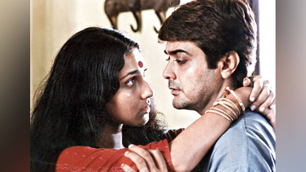 উৎসব: ঋতুপর্ণ ঘোষের এই ছবিতেও দুর্গা পুজো চিত্রনাট্যের সিংহভাগ জুড়ে রয়েছে। ২০০০ সালে মুক্তি প্রাপ্ত এই ছবিতে মুখ্য ভূমিকায় আছেন ঋতুপর্ণা সেনগুপ্ত, মমতা শঙ্কর, মাধবী মুখোপাধ্যায়, প্রসেনজিৎ চট্টোপাধ্যায় এবং দীপঙ্কর দে।  দুর্গাপুজোকে কেন্দ্র করে একটি পরিবারের সম্পর্কের টানাপড়েন এই ছবির উপজীব্য।