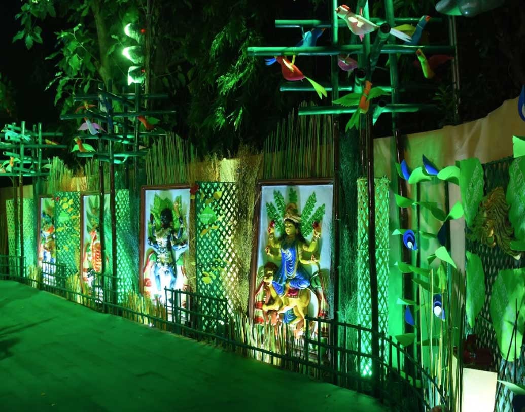 অপরূপ মণ্ডপসজ্জা দেখতে এই প্যান্ডেলে দর্শনার্থীরা ইতিমধ্যেই ভিড় জমাতে শুরু করেছেন। বিগ্রহ, আলো, মণ্ডপ সবেতেই মুন্সিয়ানা রয়েছে এই পুজোয়।