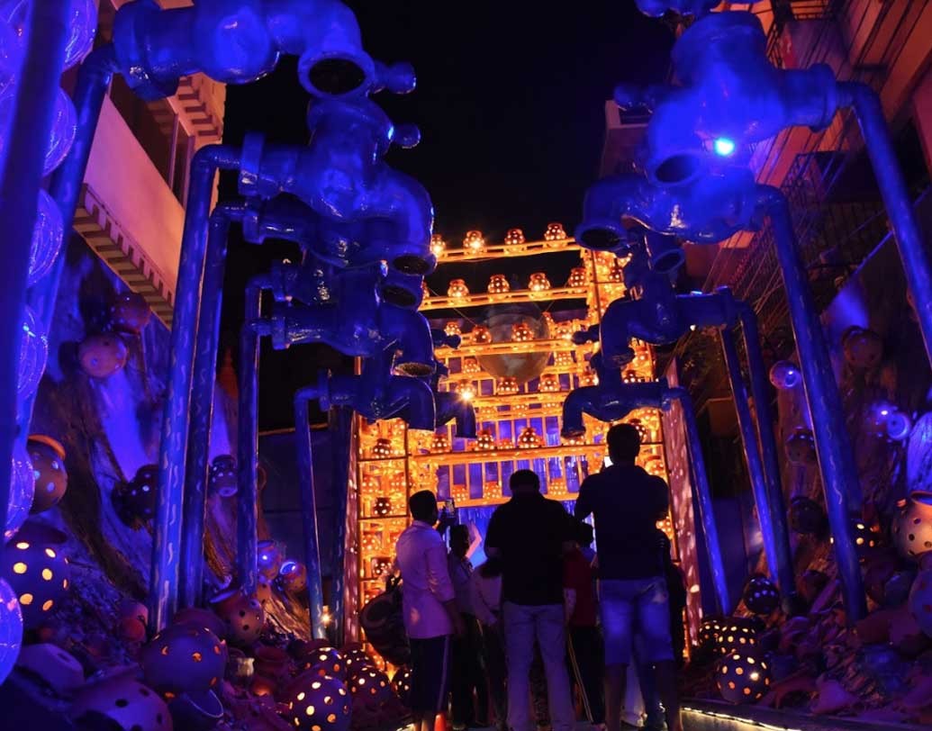 আলো-আঁধারির খেলায় অদ্ভুত এক পরিবেশ তৈরি হয়েছে কাঁকুড়গাছি স্বপ্নার বাগানে।