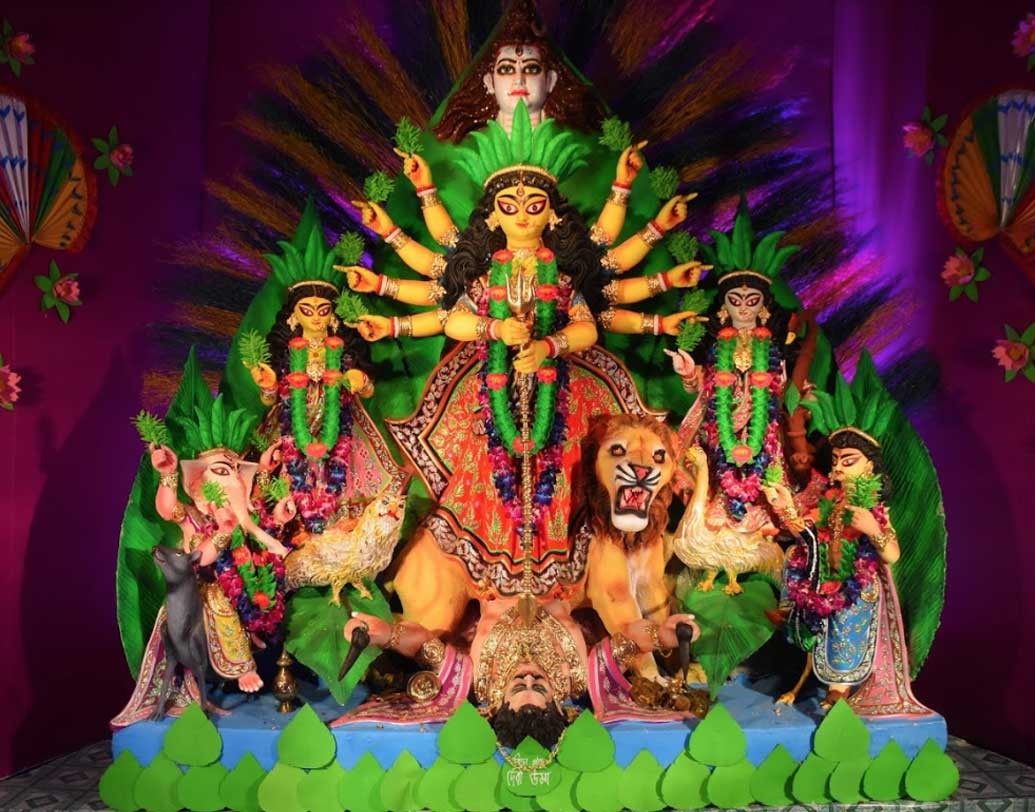 লেকটাউন অধিবাসীবৃন্দ বরাবরই উত্তর শহরতলির সেরা পুজোগুলির অন্যতম। এ বছরও এখানকার প্রতিমার স্নিগ্ধ রূপ প্রশংসিত হয়েছে দর্শনার্থীদের কাছে।