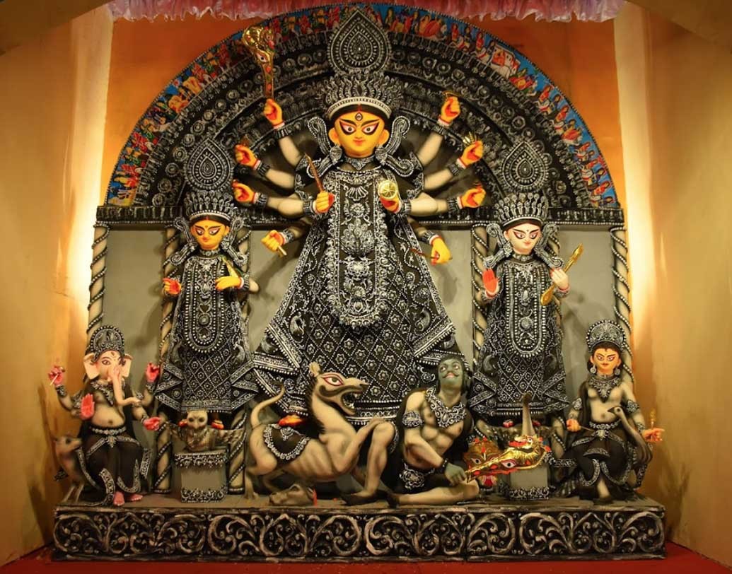 কাঁকুড়গাছি মিতালি সঙ্ঘে প্রতিমার রূপ প্রতি বছরের মতো এ বারেও চোখ টেনেছে দর্শনার্থীদের।