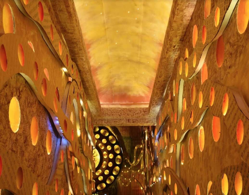 মণ্ডপ থেকে প্রতিমা, সবেতেই রয়েছে অভিনব শৈল্পিক নিদর্শন।