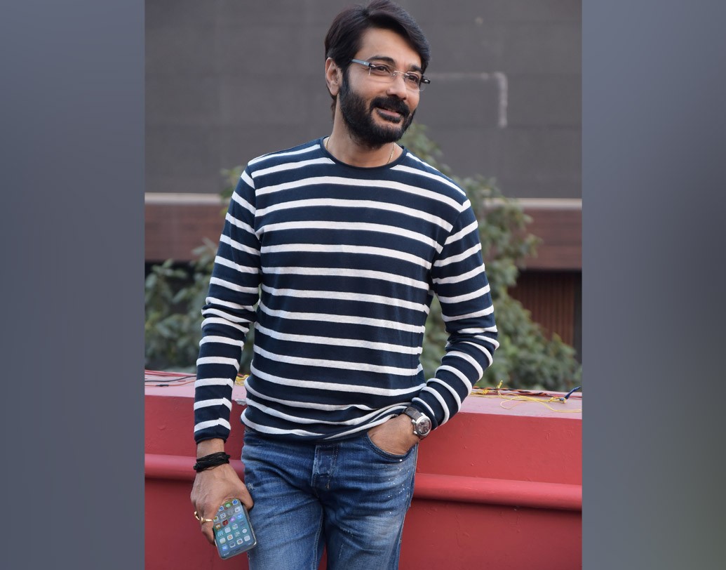 ছবিতে নেতাজির লুক তৈরি করতে প্রস্থেটিক মেকআপ করতে হয়েছিল ‘বুম্বা’কে। ৪৫ ডিগ্রি গরমে সেই মেকআপ নিয়ে অভিনয় করা তাঁর কাছে বেশ চ্যালেঞ্জিং ছিল। শুধু তাই নয়, এই ছবির জন্য তাঁকে সাত কেজি ওজন বাড়াতে হয়েছিল।