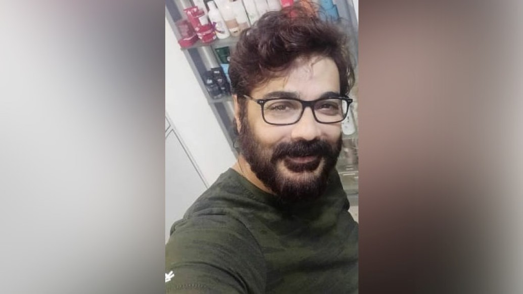 রাফলড্‌ হেয়ার: কিছু দিন আগেই প্রসেনজিৎ চট্টোপাধ্যায়কে নতুন হেয়ার কাটে দেখা গিয়েছিল। হালকা স্ট্রিক্স চুলকে অন্য মাত্রা দান করে। অনেকেই পুরো চুল রং করতে পছন্দ করেন না। তাঁদের জন্য রয়েছে স্ট্রিক্স বা বার্গ্যান্ডি কালার। তথ্য সহায়তা: সোমোশ্রী দাস এবং ছবি সৌজন্য: জলি চন্দ, শাটিন রোজ সালঁ অ্যান্ড স্পা।