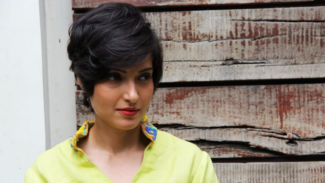 চলো পাল্টাই-এর যুগ। এই ব্যস্ত দুনিয়ায় অনেকেই বড় চুল রাখতে নারাজ। শর্ট হেয়ারকাটেই ভরসা রাখছেন। তারকাদের মধ্যেও সম্প্রতি চুল নিয়ে বিভিন্ন এক্সপেরিমেন্ট করার ছবি দেখা গিয়েছে সোশ্যাল মিডিয়ায়।