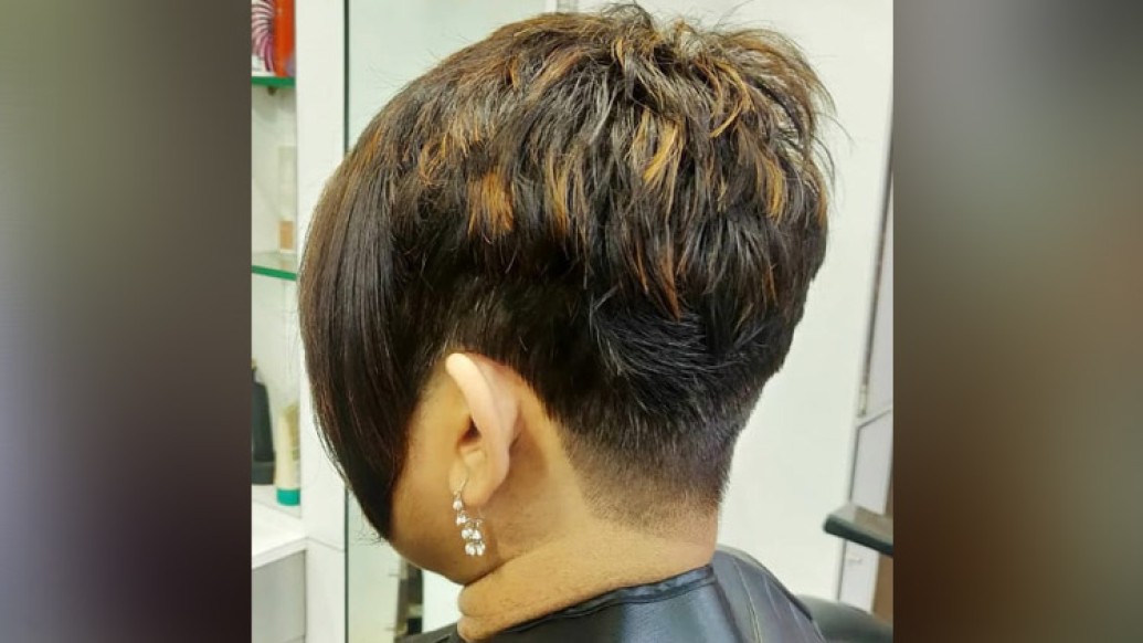 বব: অনেকেই ছোট চুলের মধ্যে বব কাট পছন্দ করেন। এটি খুবই জনপ্রিয় এবং পুরনো হেয়ারস্টাইল। বব হেয়ার কাট-এর মধ্যেও অনেক রকমের শেপ থাকে। তার মধ্যে বেশি প্রচলিত লং বব এবং শর্ট বব।