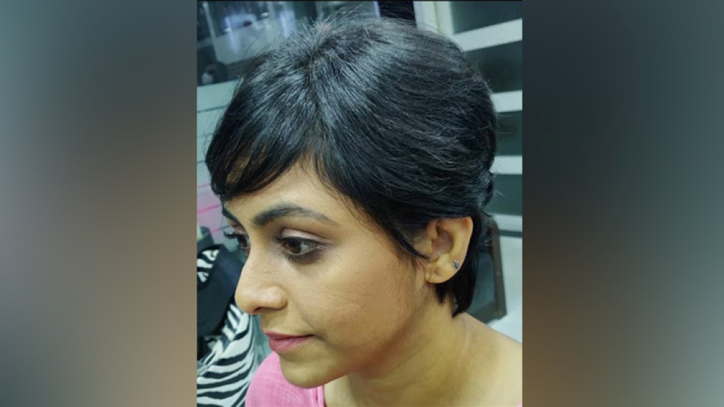 শর্ট বব: ঘন চুল থাকলে কাটতে পারেন শর্ট বব কাট। এতে মুখ ভরাট দেখায়, স্মার্টও লাগে।