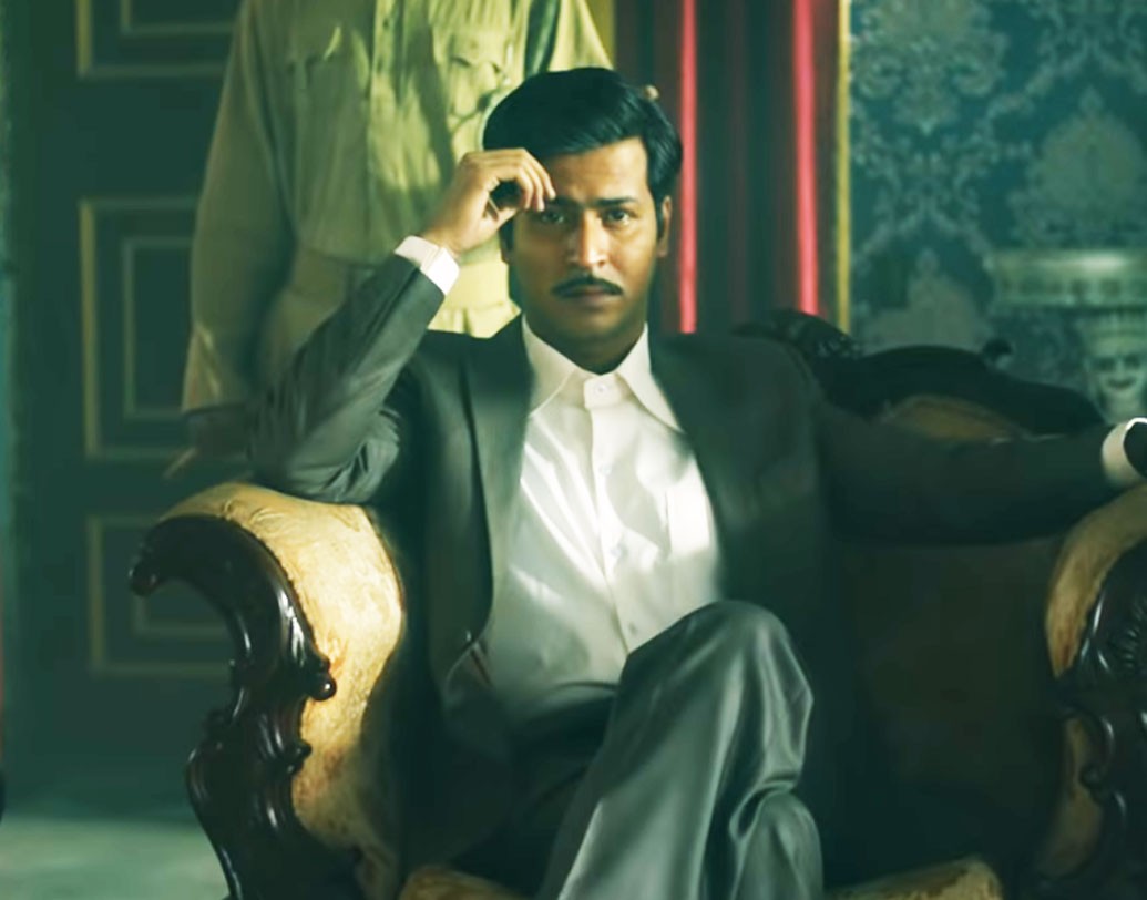 রাজার পত্নীর ভাইয়ের চরিত্রে অনির্বাণ ভট্টাচার্য। যাঁর নাম সত্যেন্দ্র বন্দ্যোপাধ্যায়। ছবিতে তিনি সত্য বন্দ্যোপাধ্যায়।