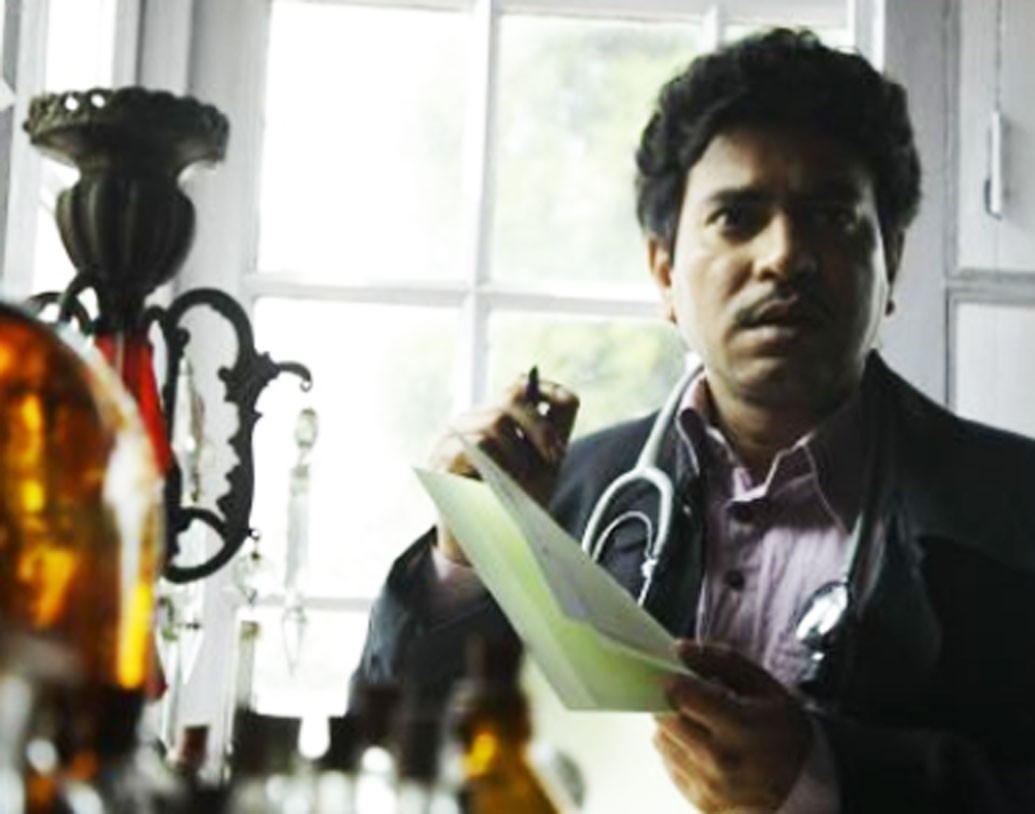 ডাক্তারের চরিত্রে রুদ্রনীল ঘোষ। যাঁর নাম ড: আশুতোষ দাশগুপ্ত। ছবিতে তিনি ড: অশ্বিনী।