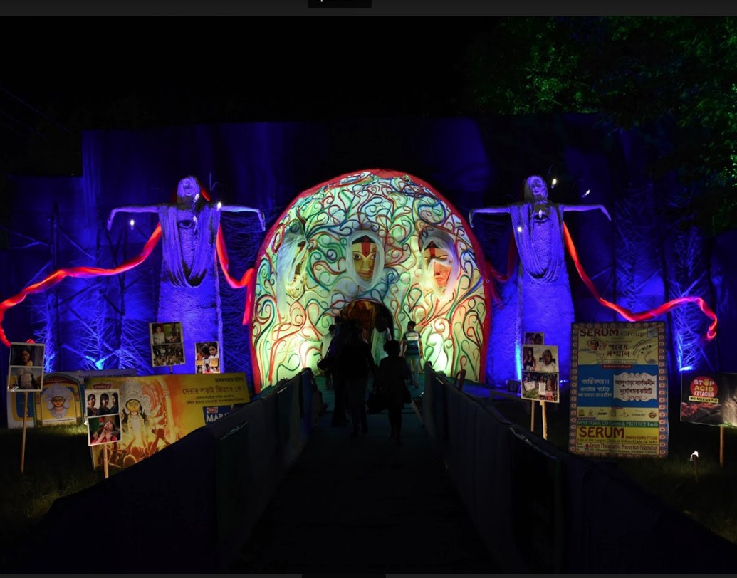 মহালয়ার পর থেকেই মানুষ আসতে শুরু করেছে প্যান্ডেলে। উৎসাহী দর্শক পুজো শুরুর আগেই ঘুরে আসছেন আরুপাড়া মিলন সংঘের ভিড় এড়ানোর জন্য।