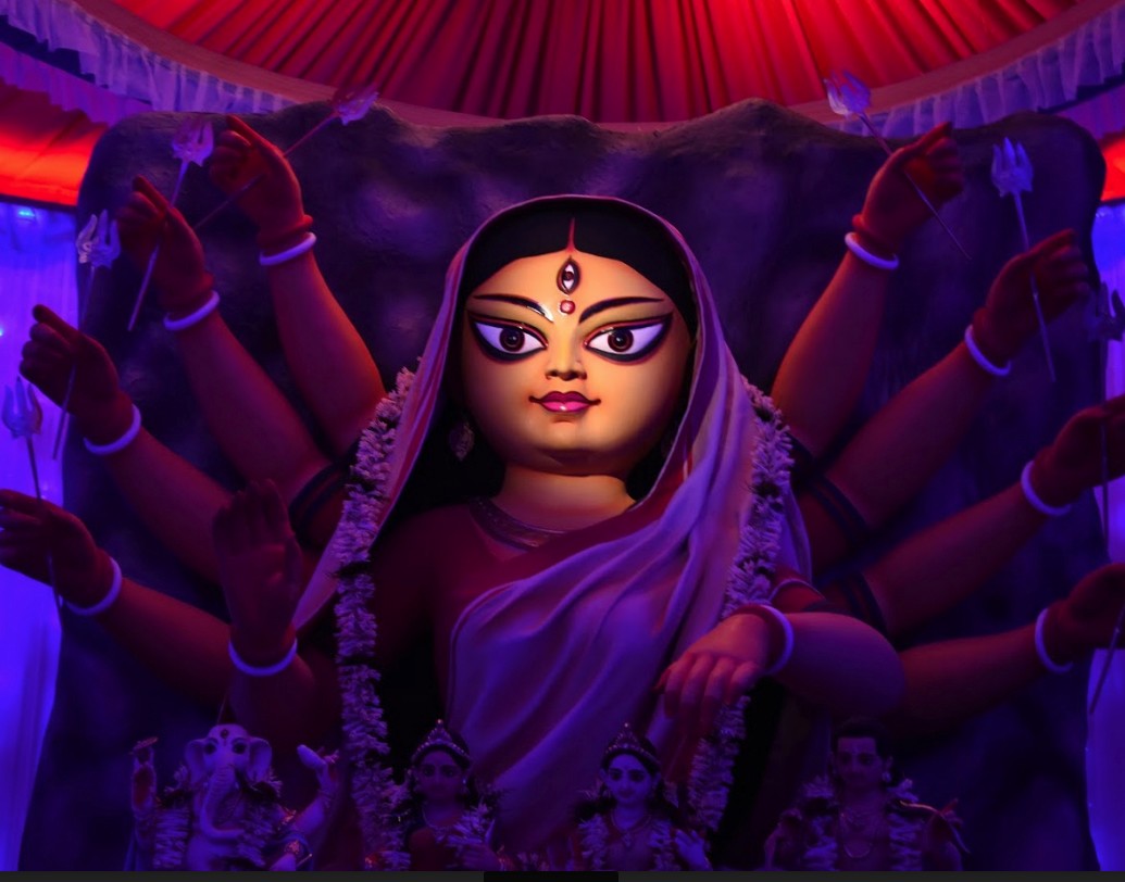 আরুপাড়া মিলন সংঘের পুজো তার মধ্যে অন্যতম। আলো-আঁধারির খেলায় এক মায়াবী আলো ছড়িয়ে রয়েছে মণ্ডপ জুড়েই। রয়েছে শিল্পের ছোঁয়া।