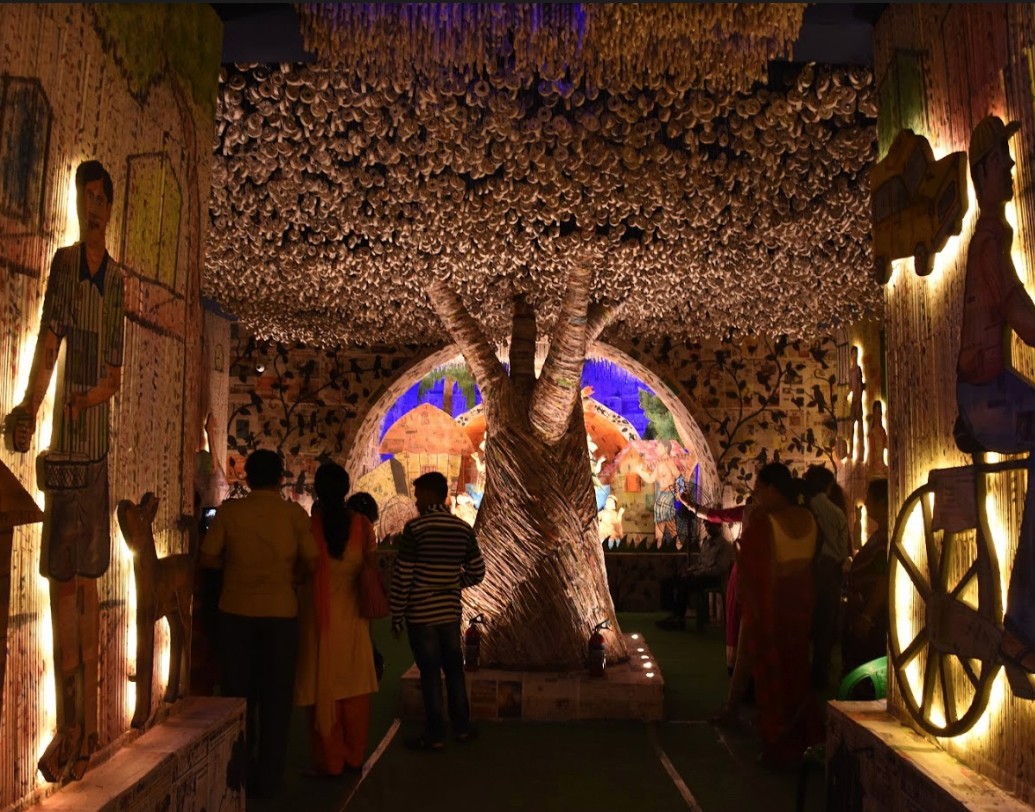 সরস্বতী ক্লাব হাওড়ার নামকরা পুজোগুলির একটি। প্রতি বছরই মণ্ডপসজ্জায় চমক থাকে এদের। এ বার রঙিন আলোকের সাজে সেজে উঠেছে এই মণ্ডপ।