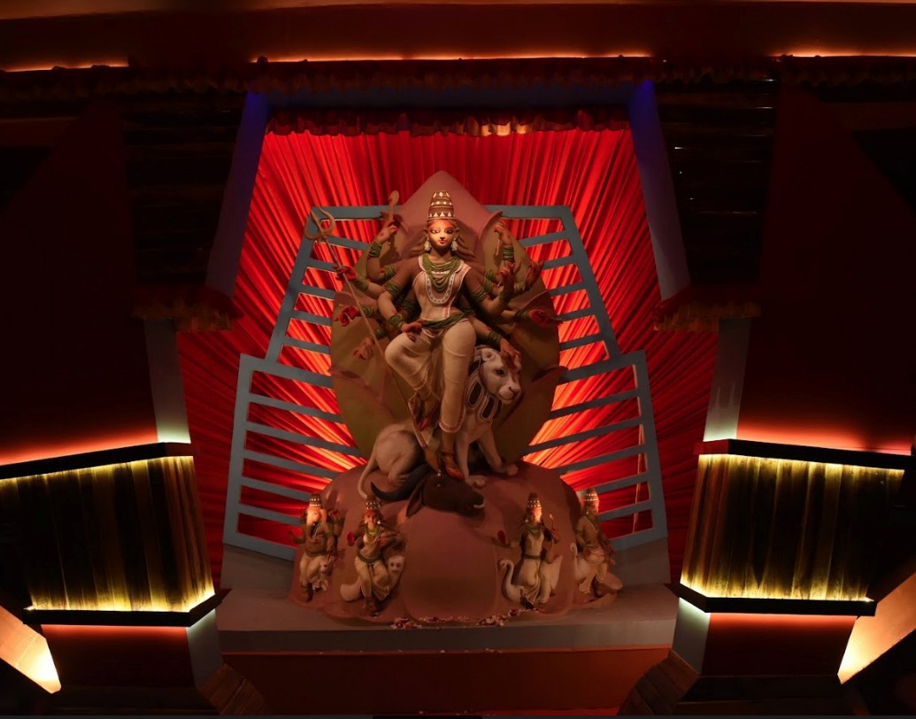 প্রতিমাসজ্জায় রয়েছে সাবেকিয়ানার ছোঁয়া। প্রতিমার স্নিগ্ধরূপ নজর কেড়েছে দর্শনার্থীদের।