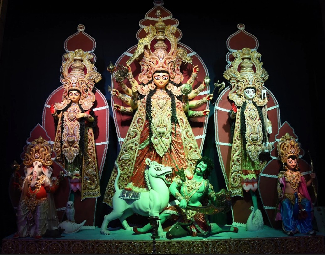 থিম পুজো নয়, বরং সাবেকিয়ানায় ভরসা রেখেছেন কামারডাঙা শীতলাতলার উদ্যোক্তারা।