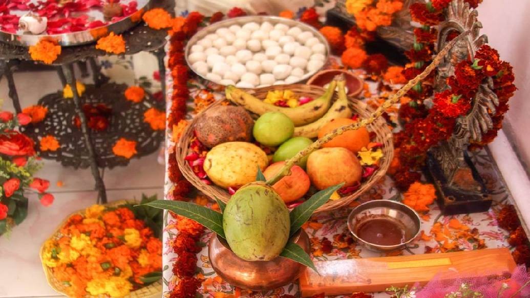 দেবী শৈলপুত্রী সুখ ও সমৃদ্ধির দেবী। তাঁর পুজোর প্রধান উপকরণ হল ঘি, সুপারি, আতপ চাল এবং আম্রপল্লব।