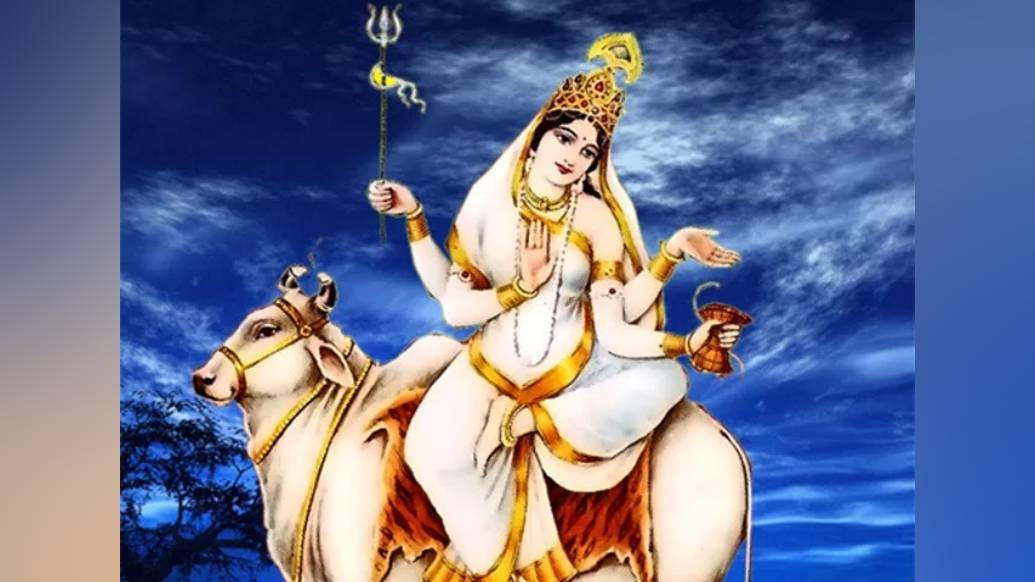 দু’হাত বিশিষ্ট দেবীবিগ্রহের এক হাতে ধরা থাকে ত্রিশূল। অন্য হাতে প্রস্ফুটিত পদ্ম।