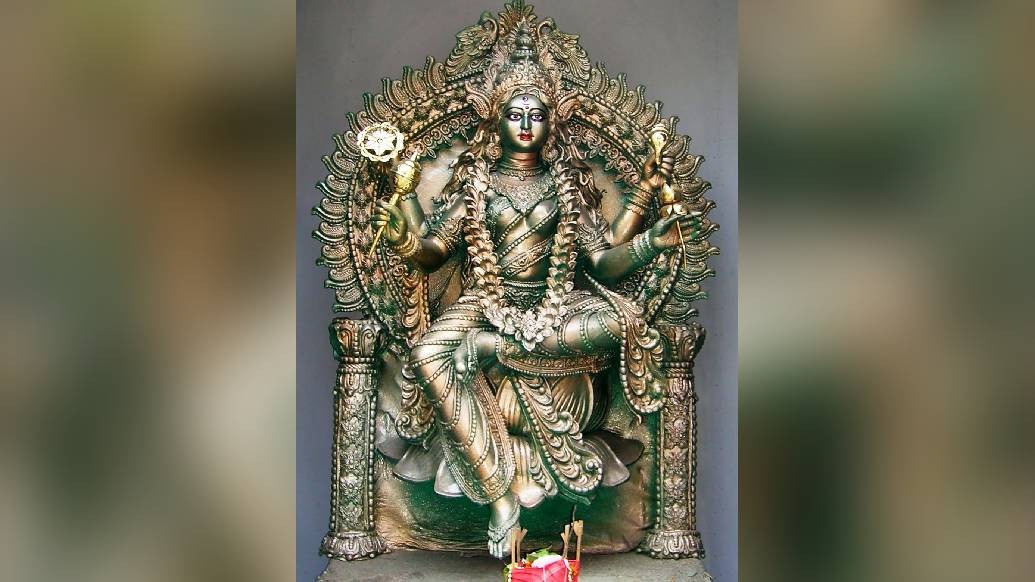 চতুর্ভুজা এই দেবী পদ্মাসীনা। তাঁর চার হাতে ধরা থাকে শঙ্খ, চক্র, গদা এবং পদ্ম।