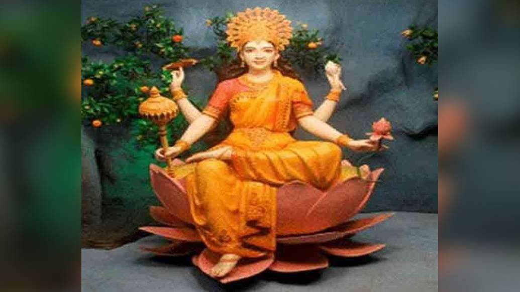 তাঁর ডান দিকের এক হাতে ধরা থাকে চক্র। অন্য হাতে তিনি ধরে রয়েছেন গদা।