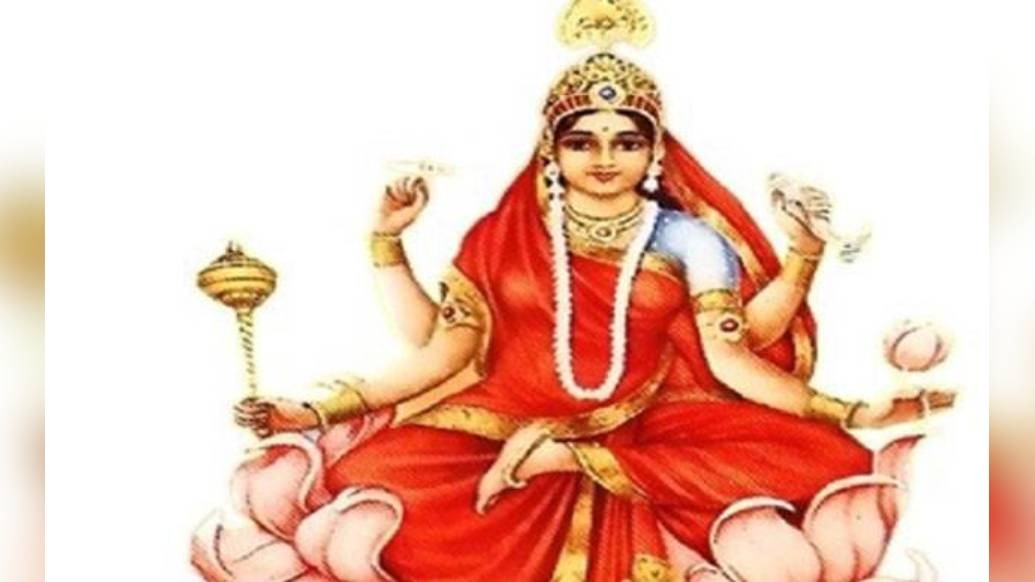 বাঁ দিকের একটি হাতে শঙ্খ এবং অন্য হাতে শোভা পায় প্রস্ফুটিত কমল।