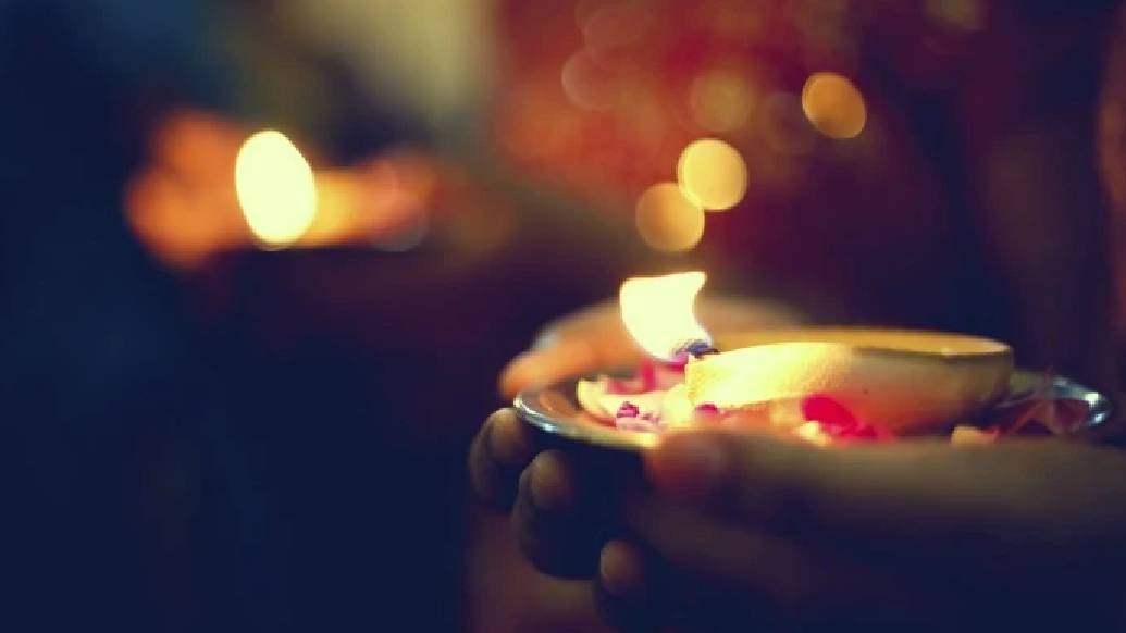 গন্ধর্ব, যক্ষ, দেব এবং অসুর— সকলে দেবী সিদ্ধিদাত্রীর আরাধনা করেন।