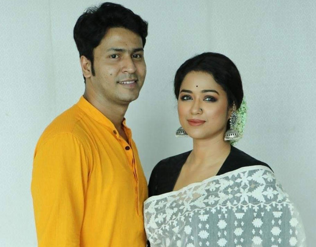 শুট শেষ। কাজ আছে, তাই আগে বেরবেন অনির্বাণ। শর্বরী দত্তর পোশাক ও নকশায় একরাশ মুগ্ধতা সোহিনীর মুখে। অনির্বাণও খুশি নতুন সাজে নিজেকে দেখে। পোশাক সৌজন্য ‘শূন্য’( শর্বরী দত্ত)।