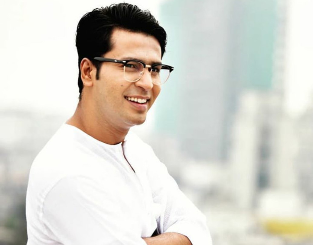 হাতে লাঠি বা চশমার সাজে পুজোর জন্যই অনন্য হয়ে উঠলেন অনির্বাণ। কঠিন মুখে ভারী গলায় বললেন, ‘‘সোহিনী আমার শুধুই খুব ভাল বন্ধু। অনেক বার বলেছি। আমি অন্য আর এক জনকে বিয়ে করব।’’