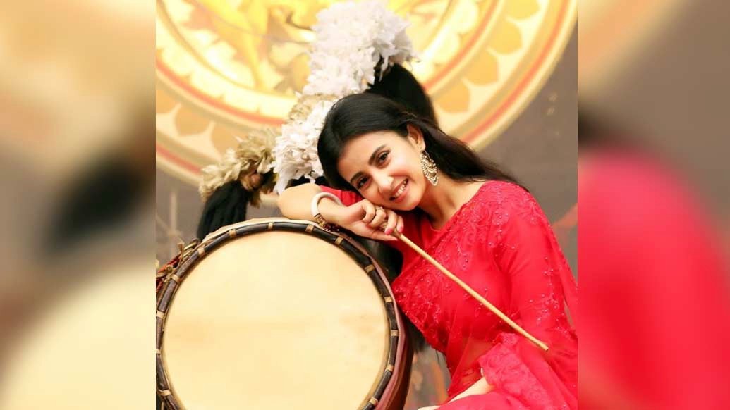 ঢাকের তালে নাচবেন নিশ্চয়ই। তার আগে মনের সুখে ঢাকের কাঠি দিয়ে নিলেন মনামী ঘোষ। লাল টুকটুকে শাড়িতে, সোনার সাজে, খোলা চুলে অভিনেত্রী যেন সদ্য ফোটা স্থলপদ্ম। এই বেশেই অনুরাগীদের জানালেন, 'শুভ অষ্টমী'।