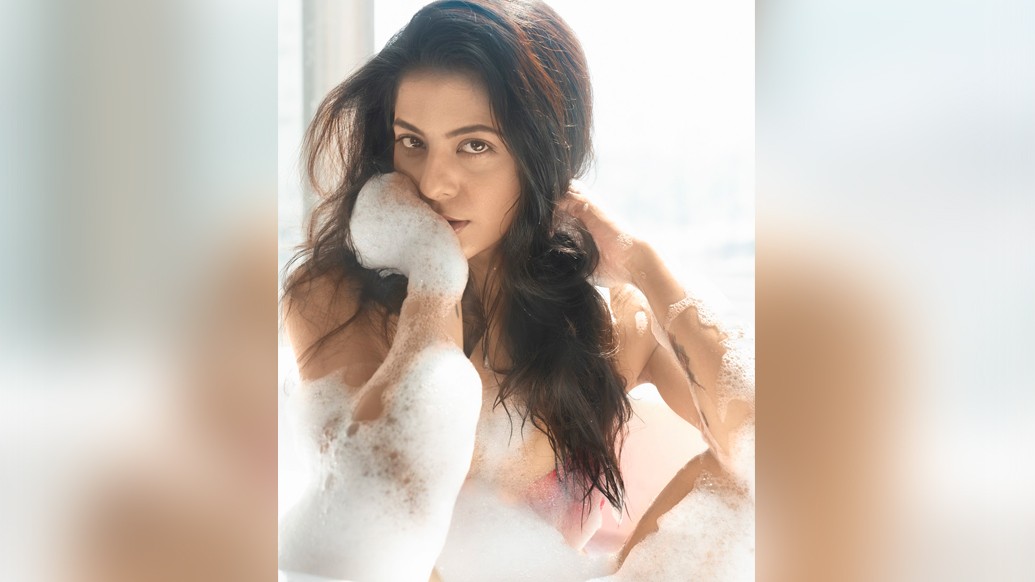 Durga Puja 2020: Bold Photo shoot of Alivia Sarkar dgtl