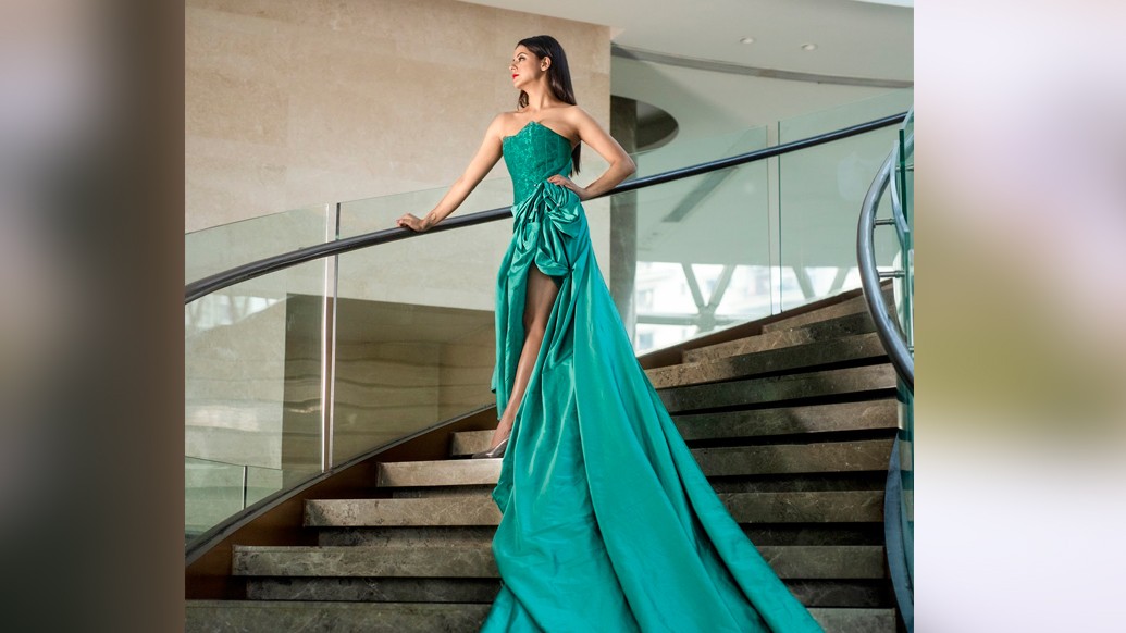 তবে সদ্য করা সাহসী এই ফটোশুটের সঙ্গে পুজোর কোনও যোগ নেই। এই প্রথমও নয়।  জানাচ্ছেন অলিভিয়াই। ইমেজ ভাঙা দুঃসাহসী ছবিতে আগেও বহুবার দেখা গিয়েছে তাঁকে। নানা গ্ল্যামারাস সাজে সোশ্যাল মিডিয়ায় নেটিজেনদের চোখে নিজেকে মেলে ধরতে নিয়মিত সেখানে ছবি পোস্ট করেন অলিভিয়া।
ফটোগ্রাফার: অঞ্জন ধাউরি।