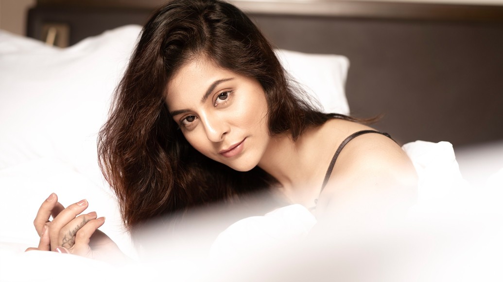 টেলি সিরিয়ালের চেনা মেকআপের চেহারা আমূল বদলে এ যেন এক্কেবারে অন্য রূপে অলিভিয়া। তুলতুলে সাদা বিছানায়, ঘোর লাগা চোখে আপনারই মনে ঝড় তোলার অপেক্ষায়।