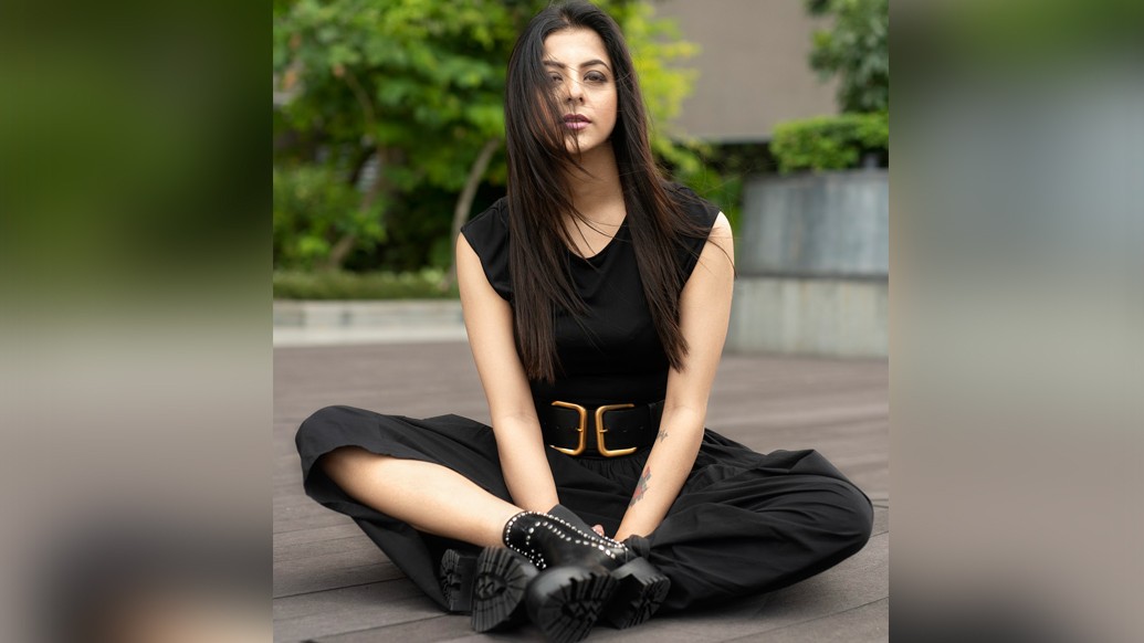 “শি ইজ মোর দ্যান হার বিউটি, শি ক্যান বি এনিথিং,” বললেন অলিভিয়া। আগল নেই স্পষ্ট কথায়। নেই সাহসী ফটোশুটে নিয়ে এতটুকু ছুঁৎমার্গ। বরং জোরালো কণ্ঠে বুঝিয়ে দেন নিজের আবেগ, আত্মবিশ্বাসে বিন্দুমাত্র লাগাম দিতে তিনি নারাজ।